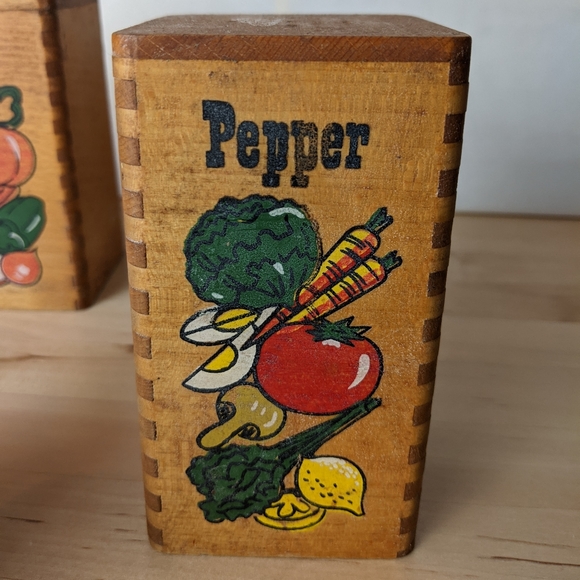 Vintage Wooden Salt and Pepper Shakers 5" - Picture 9 of 11